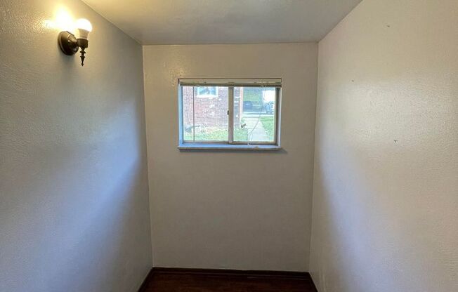 3 beds, 1 bath, $800, Unit Unit 2