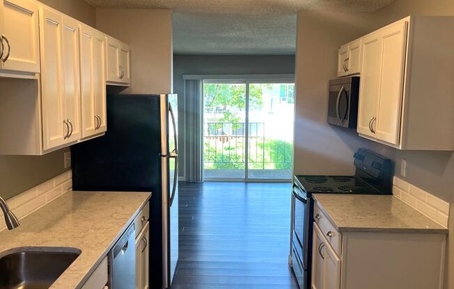 Bright, Updated 2BR Apartment in Prime SW Portland Location