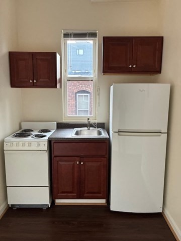 1 bed, 1 bath, $2,000, Unit 8