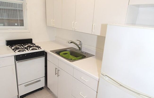 Studio, 1 bath, 325 sqft, $970, Unit 8