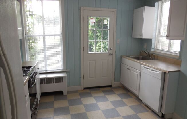 $4500 / 4br - Sunny 4 Bedroom 2 Bath Georgetown Townhouse (3314 Prospect Street, NW Washington, DC)