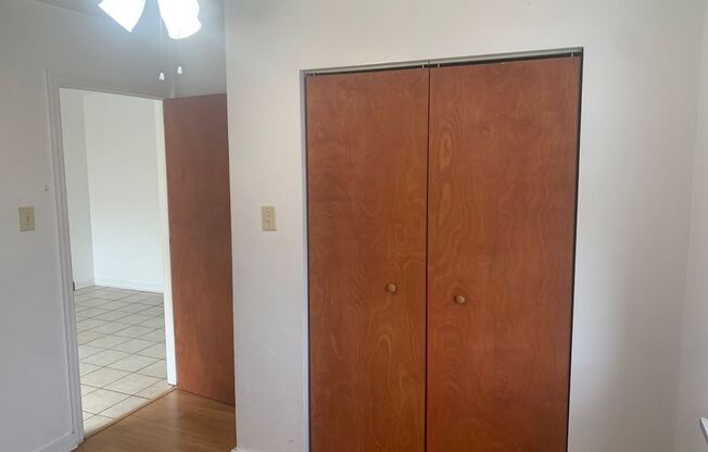 3 beds, 1 bath, 800 sqft, $2,275, Unit 406D