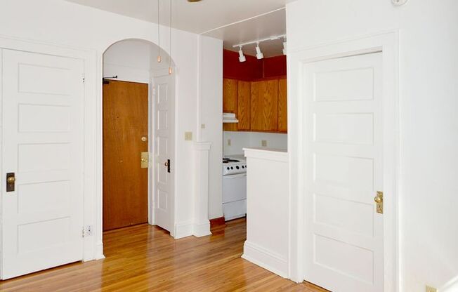 Studio, 1 bath, 220 sqft, $785, Unit 11 - 32B