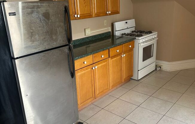 2 beds, 1 bath, $1,300, Unit 3