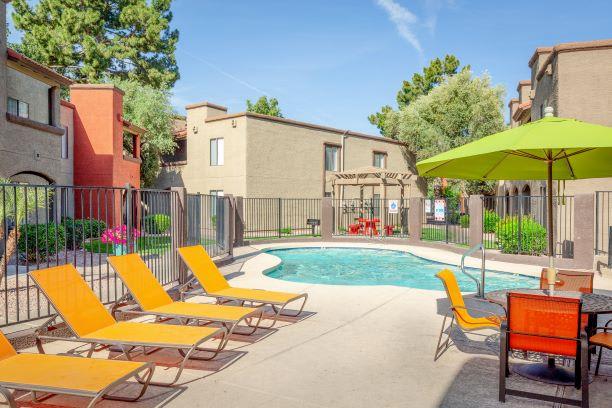 Poolside Relaxing Area at Glen Oaks Apartments, Glendale, AZ, 85301