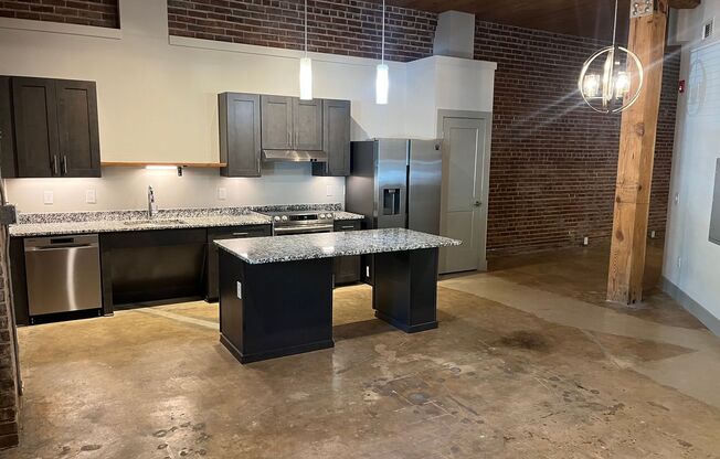 1 bed, 1 bath, 765 sqft, $1,460, Unit Bay 1 Unit 103