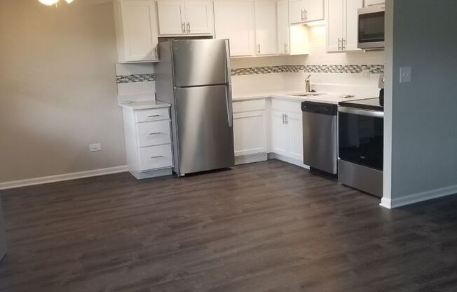 2 beds, 1 bath, 800 sqft, $1,915, Unit 980-008