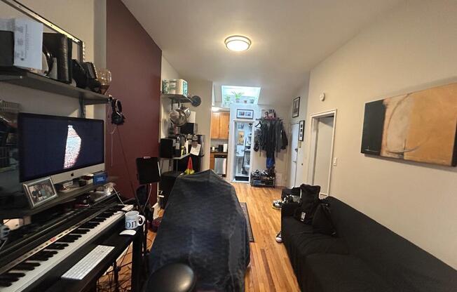 110 E 61 ST