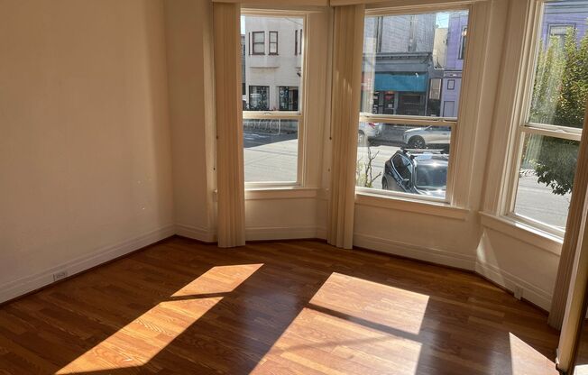 PRICE REDUCTION! Beautiful sunny & spacious flat w/washer/dryer, yard & deck! Close to all good restaurants, bars cafes on Clement St!