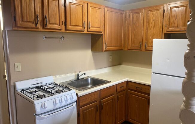 1 bed, 1 bath, 425 sqft, $850, Unit 412YAM-03