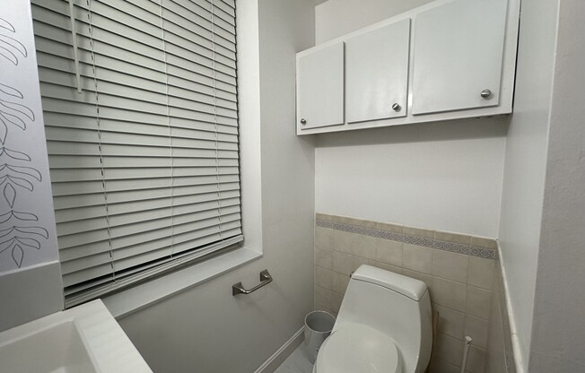 1 bed, 1 bath, $2,700, Unit 1R