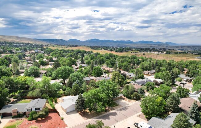 Vintage 5 bed Home in Green Mountain Estates! Available Now!