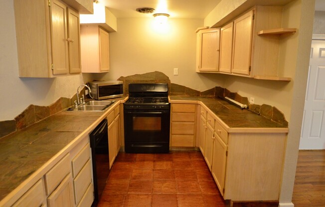 2 beds, 1 bath, $1,700, Unit # 3