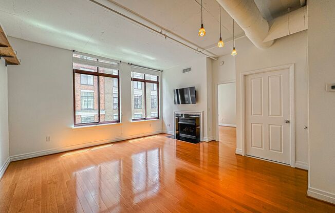 Luxurious 2 Bed 2 Bath Condo In Station Square