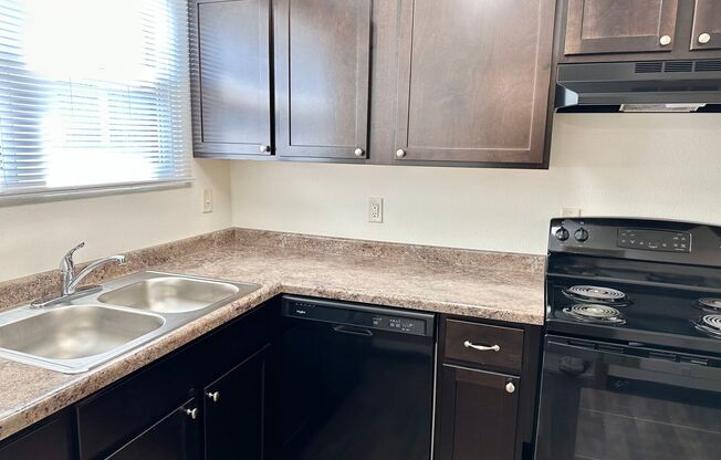 2 beds, 1 bath, $810, Unit 6