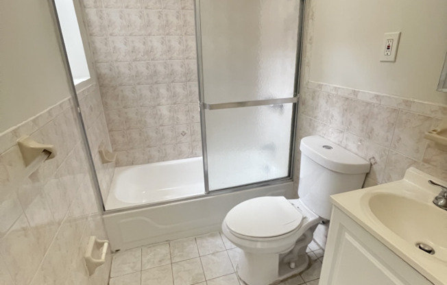 3 beds, 1 bath, $3,200, Unit 3