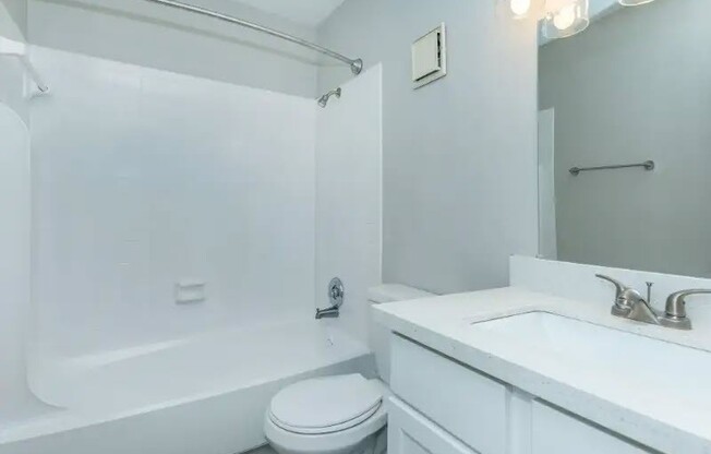 Experience modern living at Cali Crossing Apartments, where sleek finishes meet comfort. Enjoy a beautifully designed bathroom featuring a spacious layout and contemporary fixtures. Explore your next home today—schedule a tour now!