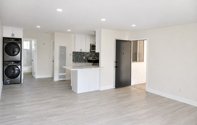 1 bed, 1 bath, 800 sqft, $2,395, Unit 6754-4J
