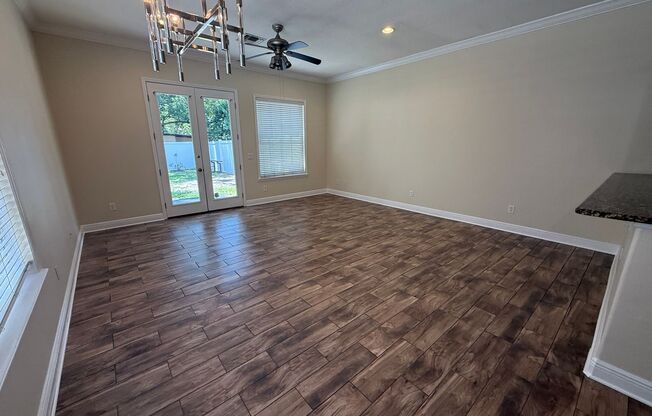 ORLANDO: 3 Bed/2.5 bath, 2 Story Townhome in Golden Heights!