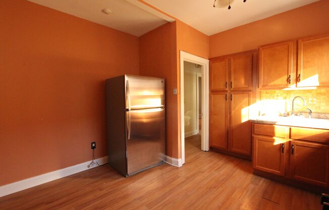 3 beds, 1 bath, $1,800, Unit Unit 2