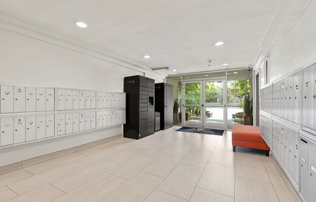 Apartments Woodland Hills lockers