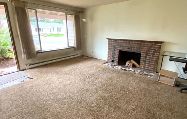 3bd/1ba House in Fairwood Crest Community