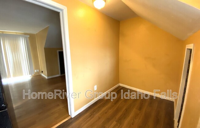 1350 1/2 LK AVE
