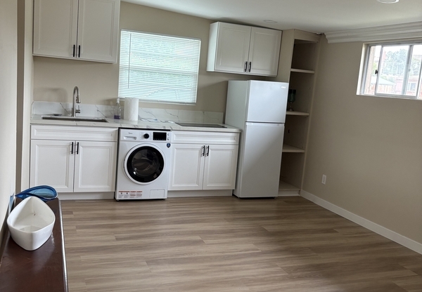 418 HONEYSUCKLE LN