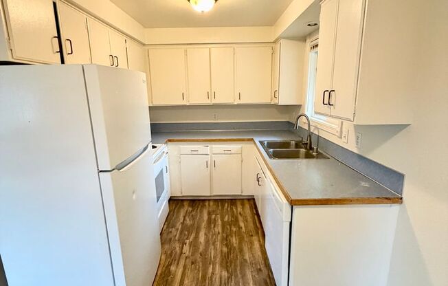 2 BEDROOM, 1 BATH DUPLEX WITH GARAGE!