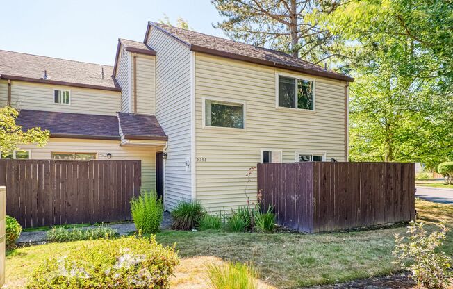 UTILITIES INCLUDED: Beautiful 3-Bedroom Townhome in Cross Creek Village