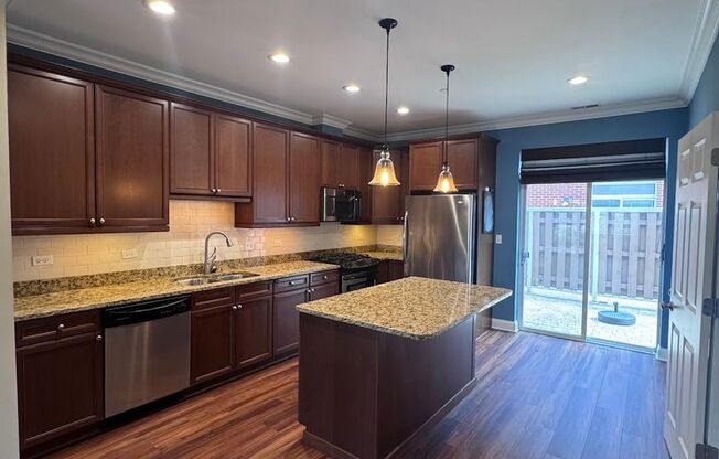 2 Bed 2.5 Bath In Oak Park Available!