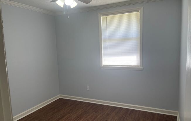 2/1 Townhome close to shopping