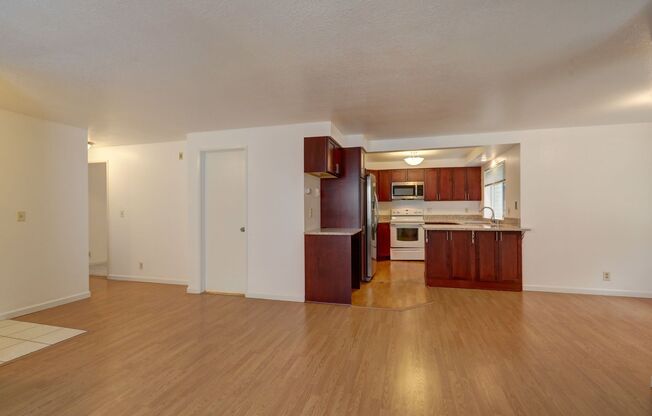 Beautiful 2 Bedroom Condo in Great Highlands Neighborhood!!