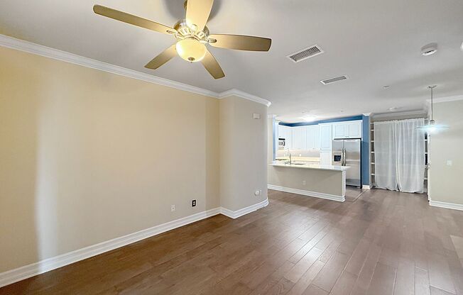 Beautiful 2B/2BA condo w/ 2 Reserved Parking Spaces & Washer/Dryer!