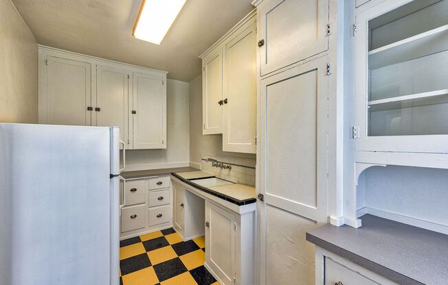 Studio, 1 bath, 600 sqft, $1,050, Unit 211