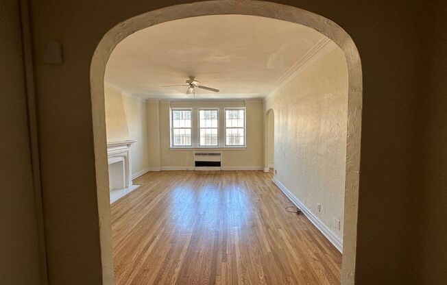 1 bed, 1 bath, 962 sqft, $1,560, Unit New King Edward  503