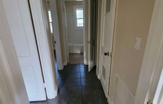 2 beds, 1 bath, 550 sqft, $700, Unit 1-C