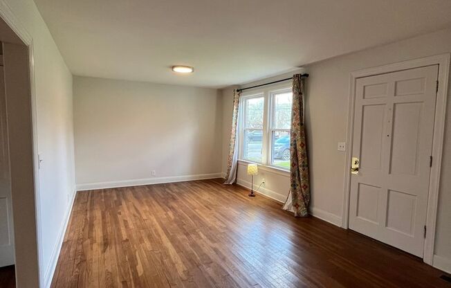 Renovated 2 Bedroom/ 1 Bath Duplex minutes to 12th South, Lipscomb, Belmont and Vandy with 2 Car Garage