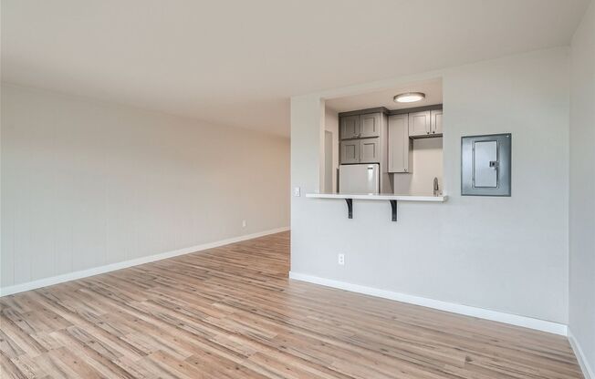 Amazing One Bedroom With Peek-a-Boo View on Alki Beach!