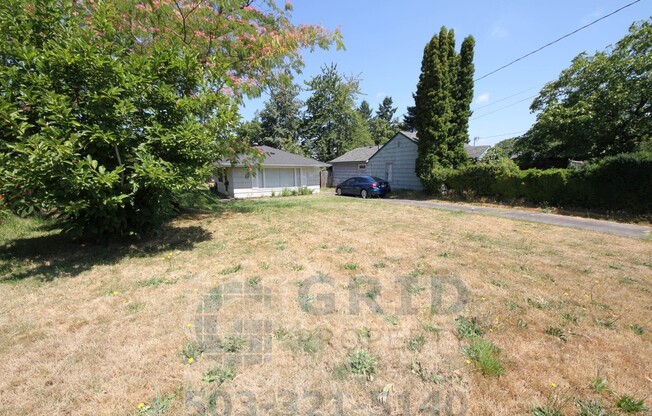 1 Bedroom Bungalow Available in Inner Northeast - Huge Yard!