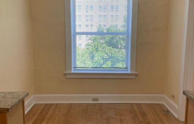 2 beds, 1 bath, 775 sqft, $1,575, Unit 400