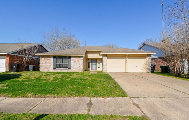 Great 3 bed/2 bath Rental House with Yard in Southwest Houston !