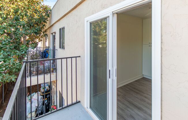 2 beds, 1 bath, $2,295, Unit 2474-E