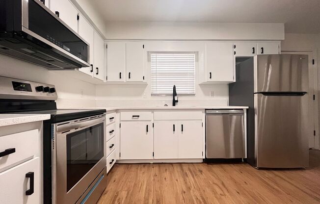 2 Bedroom/1 Bathroom Move-in Ready Townhome w\ 1 Month Free Rent!!