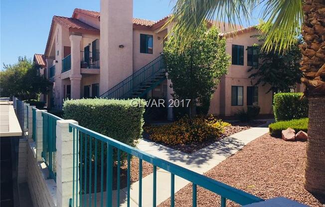A Cozy 2 bedroom 2 bathroom with patio downstairs condo in Green Valley!