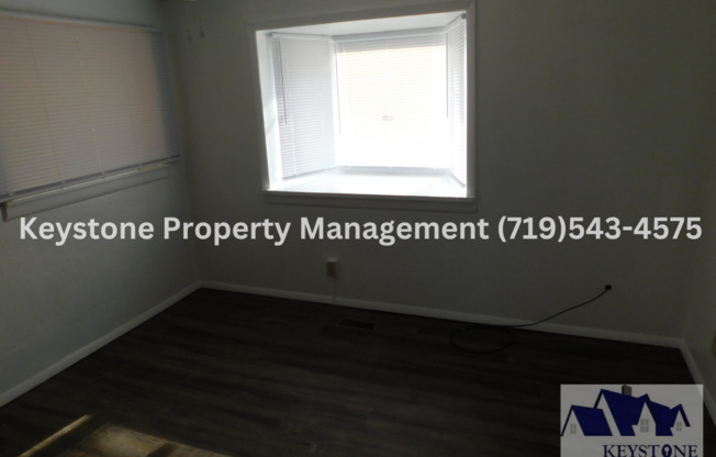 Cute House with 2 Bedrooms/1 Bathroom with Spacious Fenced Yard $975/$975