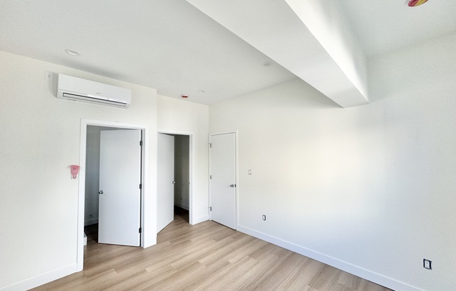 1135 S DOHENY DR