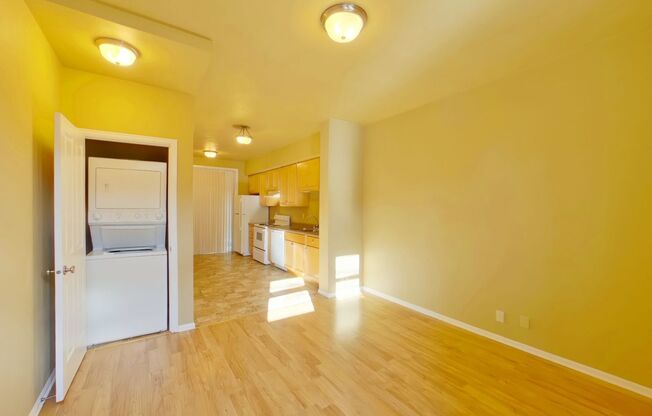 2 beds, 1 bath, $1,600, Unit 12