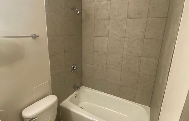 2 beds, 1.5 baths, 963 sqft, $1,299, Unit 5166 A06