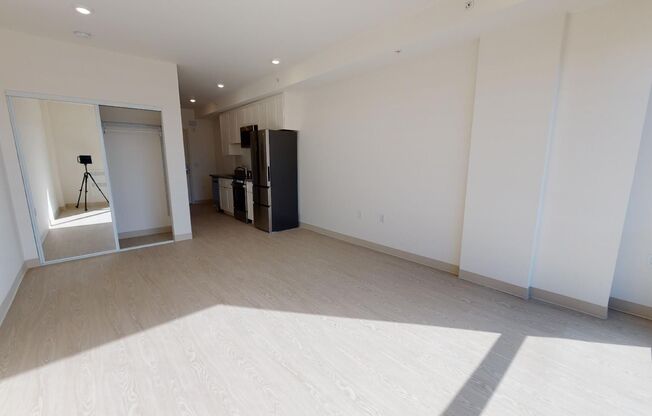 Studio, 1 bath, 370 sqft, $2,195, Unit 345 6th St, Unit 903